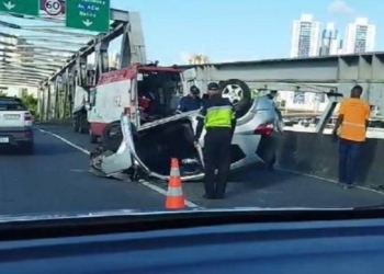 Carro capota em viaduto que dá acesso a Via Expressa em Salvador