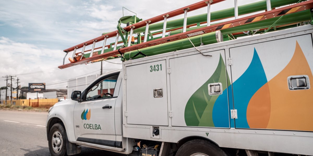 Poste pega fogo e rede elétrica é atingida em Brotas; energia já foi normalizada