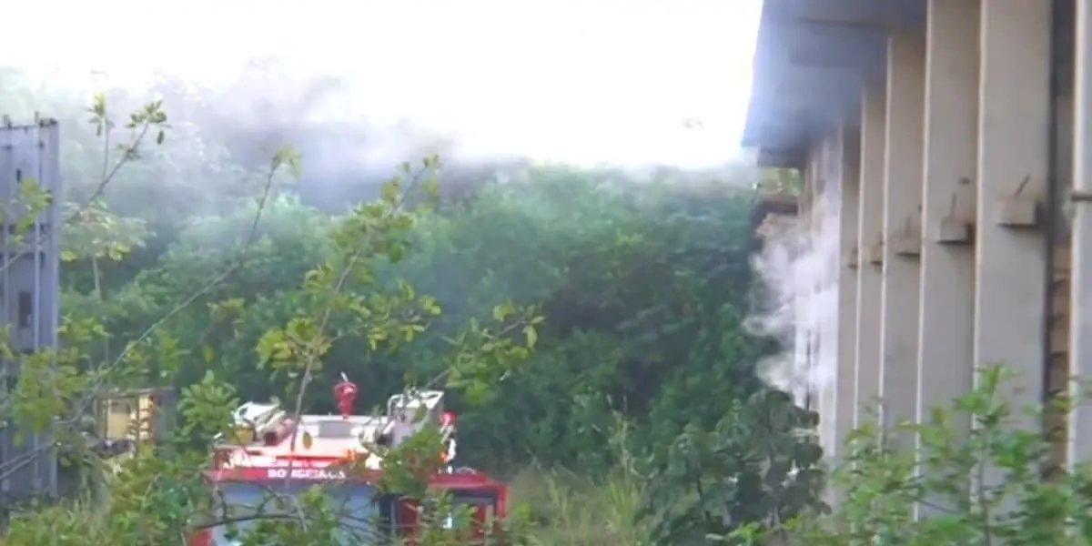 Galpão pega fogo no bairro de Águas Claras em Salvador