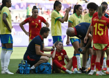 Marta é expulsa após chutar cabeça de jogadora espanhola