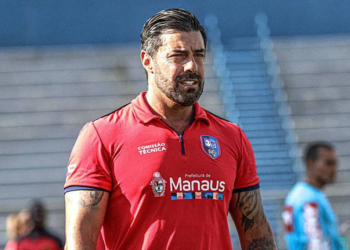 Técnico português acusado de racismo fala sobre prisão: “Cela imunda”