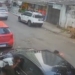 Homem é flagrado quebrando vidro de carro para roubar mochila