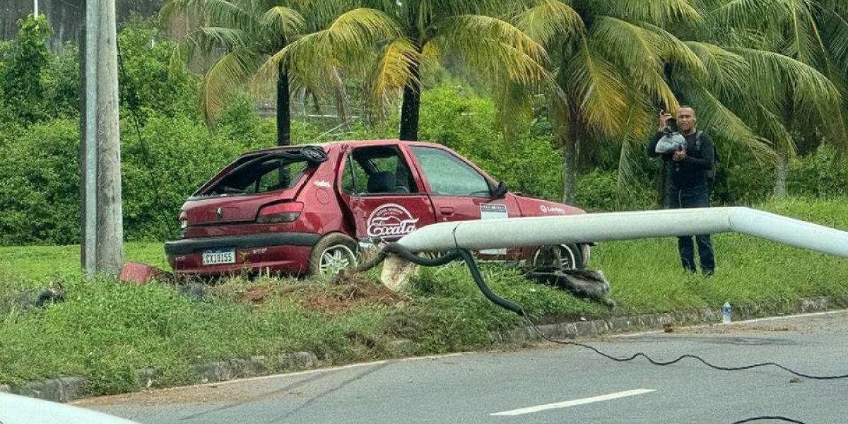 Carro derruba poste na Avenida Paralela nesta quinta-feira (8)