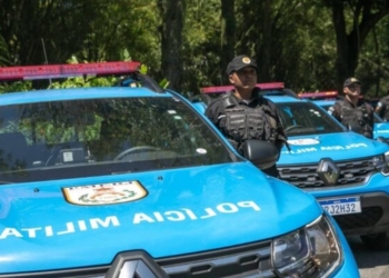 Rio de Janeiro: Operação da PM causa tiroteio e fecha Avenida Brasil