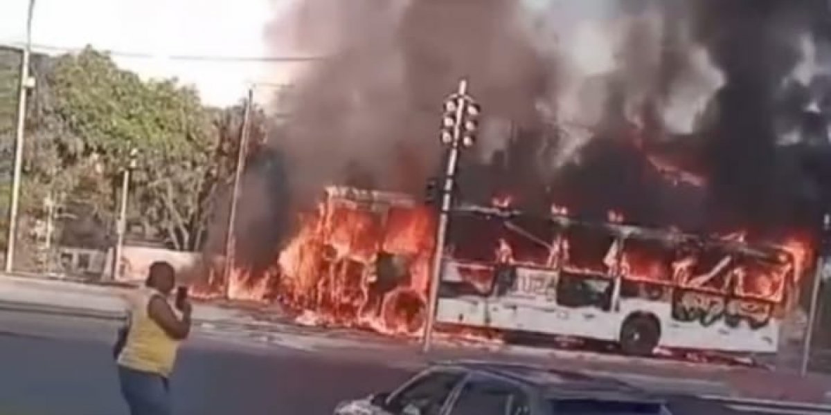Ônibus pega fogo após pane elétrica na suburbana