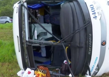 Ônibus tomba e deixa feridos na BR-324