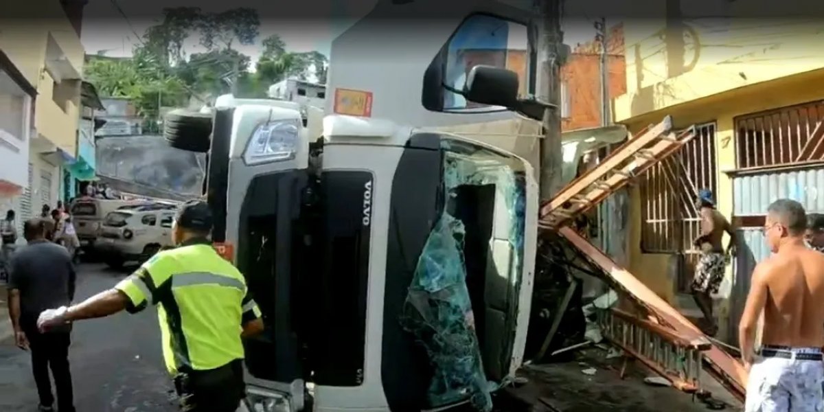 Caminhão carregado de carne tomba e esmaga carro no bairro do Lobato em Salvador