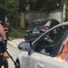 Idosa é presa após insultar policial com ofensas racistas em frente à casa de Lula