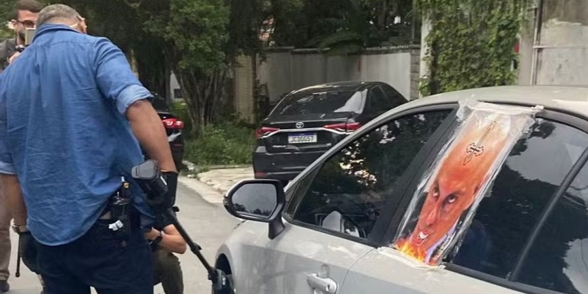 Idosa é presa após insultar policial com ofensas racistas em frente à casa de Lula