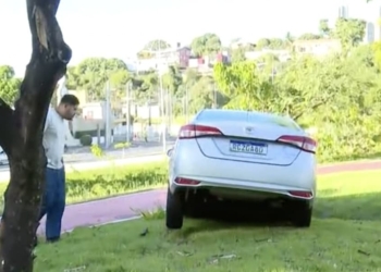 Motorista bate carro em canteiro na Av.Juracy Magalhães