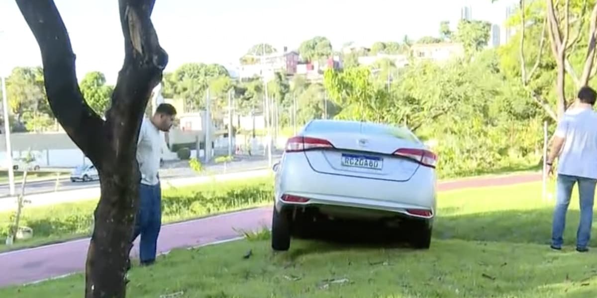 Motorista bate carro em canteiro na Av.Juracy Magalhães
