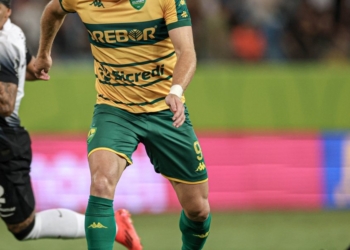 Vitória e Bahia entram em disputa por centroavante destaque da última edição do Brasileirão