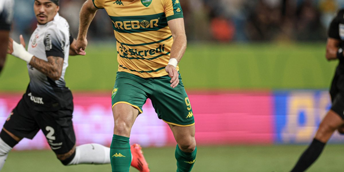 Vitória e Bahia entram em disputa por centroavante destaque da última edição do Brasileirão