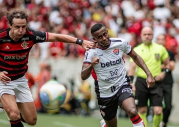 Vitória renova contrato com Carlos Eduardo