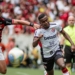 Vitória renova contrato com Carlos Eduardo