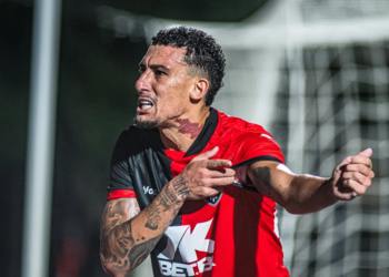 Baralhas celebra gol e destaca estilo de jogo: “Tem que ser na raça”