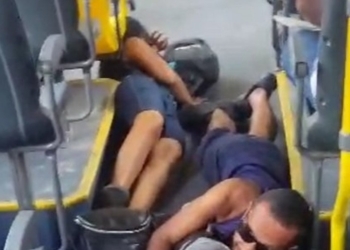 Passageiros se jogam no chão de ônibus durante tiroteio na Suburbana nesta quarta-feira (12)