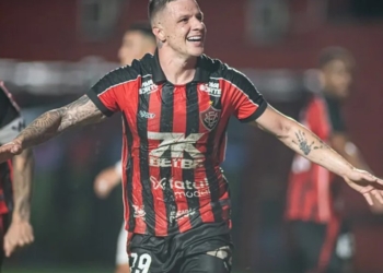 Vitória vence de vermelho e preto na Série A após 7 anos de jejum