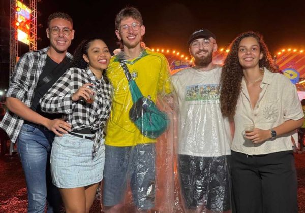 Turistas do Brasil e do exterior aprovam o São João da Bahia