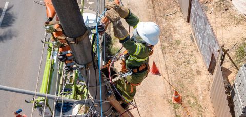 Coelba remove 44 toneladas de cabos irregulares de telefonia em Salvador