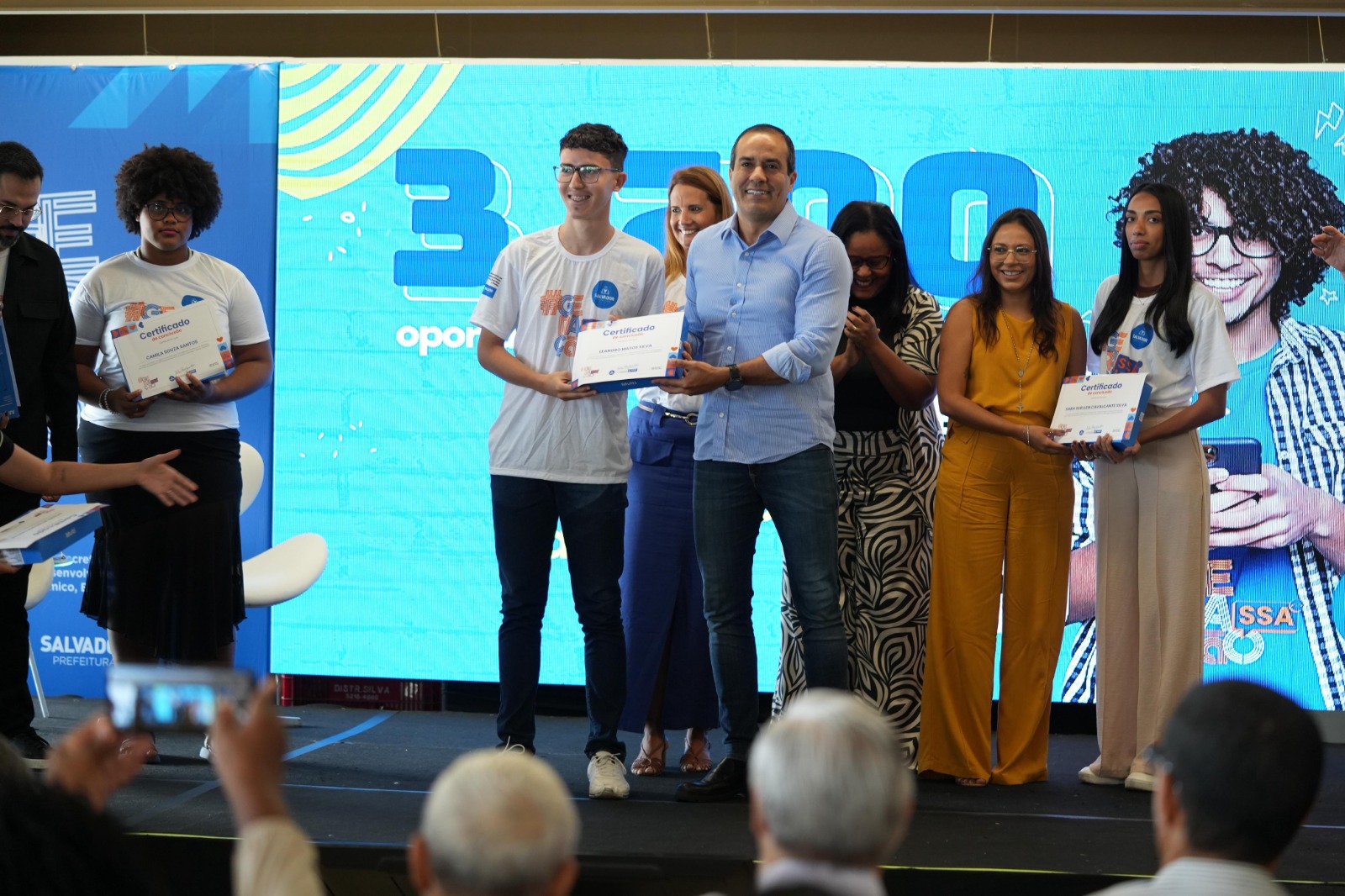 Prefeitura entrega certificado e tablets para 400 jovens que concluíram primeira fase do programa Geração SSA