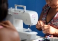 As mãos que vestem a folia: costureiras impulsionam economia de Salvador no Carnaval