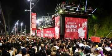 Léo Santana comanda Pipoco e arrasta multidão no pré-Carnaval de Salvador