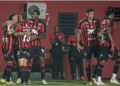 Com dois gols de Renê, Vitória atropela o Piauí e assume a liderança do Nordestão