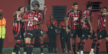 Com dois gols de Renê, Vitória atropela o Piauí e assume a liderança do Nordestão