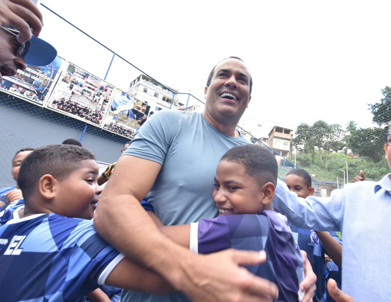 Prefeitura amplia acesso à prática esportiva na Federação após entrega de nova arena com grama sintética